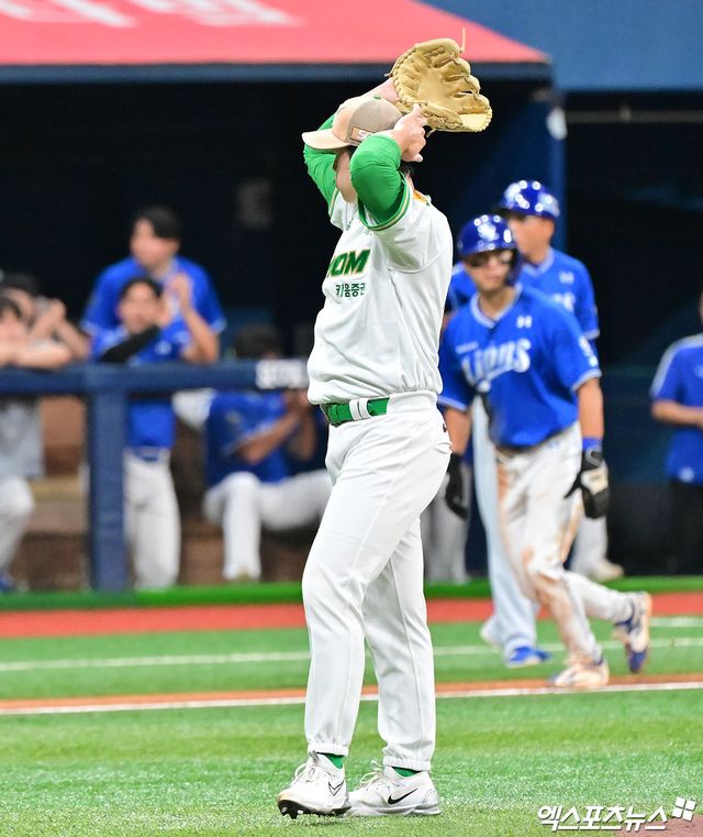 6월 27일 오후 서울 구로구 고척스카이돔에서 열린 2025 신한 SOL Bank KBO리그 삼성 라이온즈와 키움 히어로즈의 경기, 3회초 무사 만루 키움 정현우가 밀어내기 볼넷으로 실점을 한 후 아쉬워하고 있다. 엑스포츠뉴스 DB