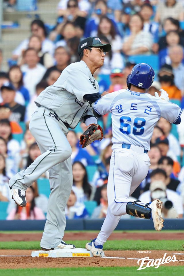 26일 오후 대구삼성라이온즈파크에서 열린 '2025 신한 SOL Bank KBO리그' 한화 이글스와 삼성 라이온즈의 경기, 1회말 1사 삼성 양도근의 투수 땅볼 때 한화 1루수 채은성이 양도근과 충돌하고 있다. 한화 이글스