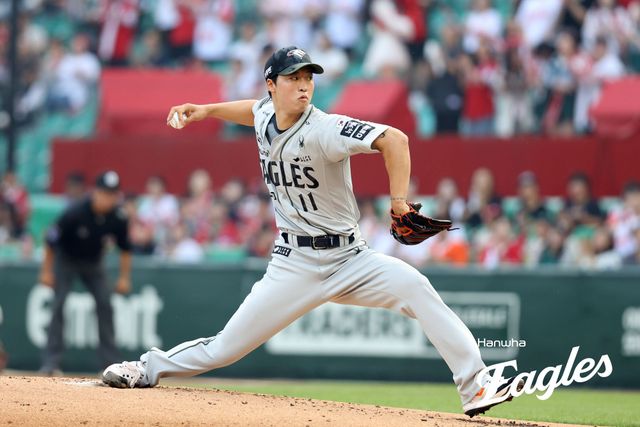27일 오후 인천SSG랜더스필드에서 열린 '2025 신한 SOL Bank KBO리그' 한화 이글스와 SSG 랜더스의 경기, 한화 선발 엄상백이 공을 힘차게 던지고 있다. 한화 이글스