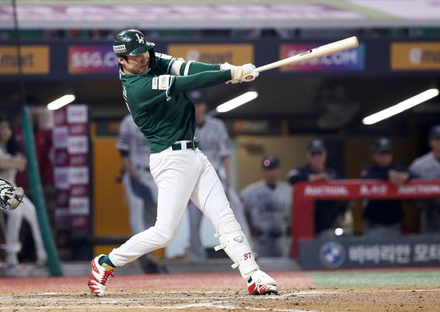 27일 오후 인천SSG랜더스필드에서 열린 '2025 신한 SOL Bank KBO리그' 한화 이글스와 SSG 랜더스의 경기, 7회말 2사 만루 SSG 오태곤이 2타점 적시타를 날리고 있다. SSG 랜더스