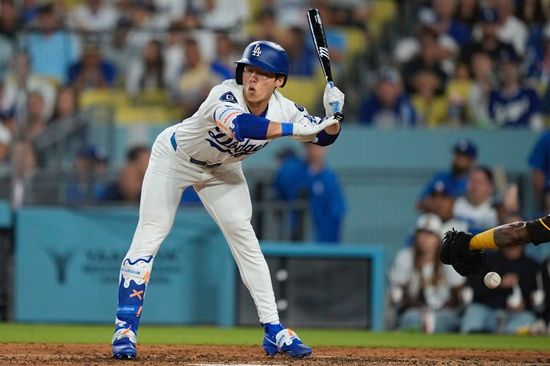 LA 다저스 유틸리티 플레이어 김혜성이 28일 캔자스시티 로열스 원정 경기에서 4경기 연속 벤치를 지킨다. 김혜성은 지난 23일 워싱턴 내셔널스전 선발 출전 이후 단 한 번도 타석을 소화하지 못했다. 26일 경기 후반 대수비 출전이 전부였다. 연합뉴스