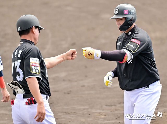 이종범 코치가 시즌 도중 KT 위즈를 떠나 예능 프로그램으로 합류하는 결정을 내렸다. KT 구단은 27일 이종범 코치가 시즌 중반 팀을 떠난다고 밝혔다. KT 구단은 '얼마 전 이종범 코치가 최강야구 감독 합류를 하고 싶다고 밝힌 뒤 퇴단을 요청했다. 구단은 (이강철) 감독과 협의를 통해 이종범 코치의 요청을 수락했다'고 밝혔다. KT는 27일 부산 사직야구장에서 열리는 롯데 자이언츠와의 주말 3연전 첫 날 경기에 앞서 이종범 코치를 1군 엔트리에서 제외했다. 예능 프로그램 출연을 위해 5강 경쟁 중인 팀을 떠나는 터라 논란이 적지 않다. 엑스포츠뉴스DB