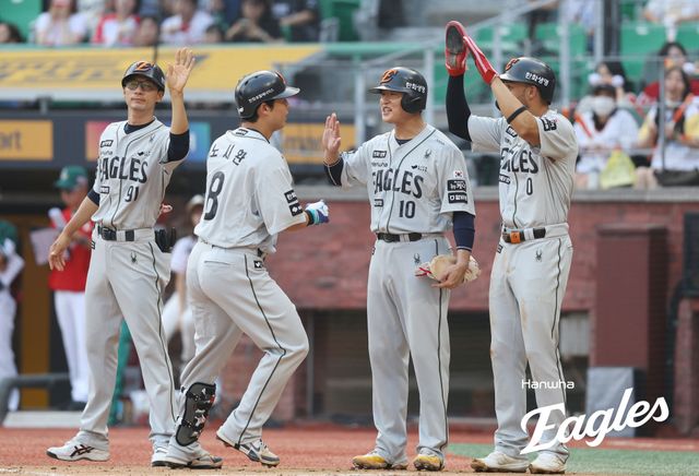 27일 오후 인천SSG랜더스필드에서 열린 '2025 신한 SOL Bank KBO리그' 한화 이글스와 SSG 랜더스의 경기, 1회초 1사 1, 3루 한화 노시환이 선제 스리런 홈런을 친 뒤 동료들과 기쁨을 나누고 있다. 한화 이글스