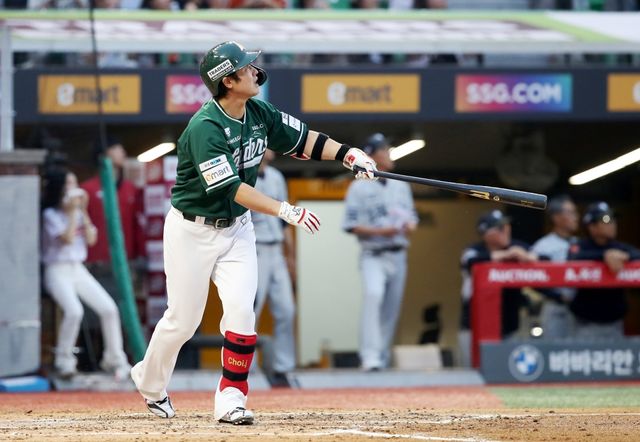 27일 오후 인천SSG랜더스필드에서 열린 '2025 신한 SOL Bank KBO리그' 한화 이글스와 SSG 랜더스의 경기, 3회말 2사 1, 2루 SSG 최정이 스리런 홈런을 때리고 있다. SSG 랜더스