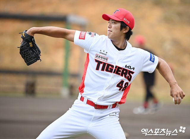 KIA 투수 이의리기 27일 함평 챌린저스필드에서 열린 2025 KBO 퓨처스리그 SSG 랜더스전에 선발 등판해 3⅓이닝 54구 2피안타 3탈삼진 3사사구 2실점(1자책)을 기록했다.&nbsp;재활 등판 성격에서 투구를 마친 뒤 통증 없었다는 점이 반갑다. KIA 이범호 감독도 7월 중순 올스타전 이후 이의리의 1군 복귀를 기대했다.&nbsp;이의리는 '두 번째 등판에서 첫 경기보다 좋은 투구를 했다. 아직은 빌드업 단계지만, 통증 없이 경기를 던졌다는 점에서 의미가 크다'고 긍정적인 평가를 내렸다. 엑스포츠뉴스DB