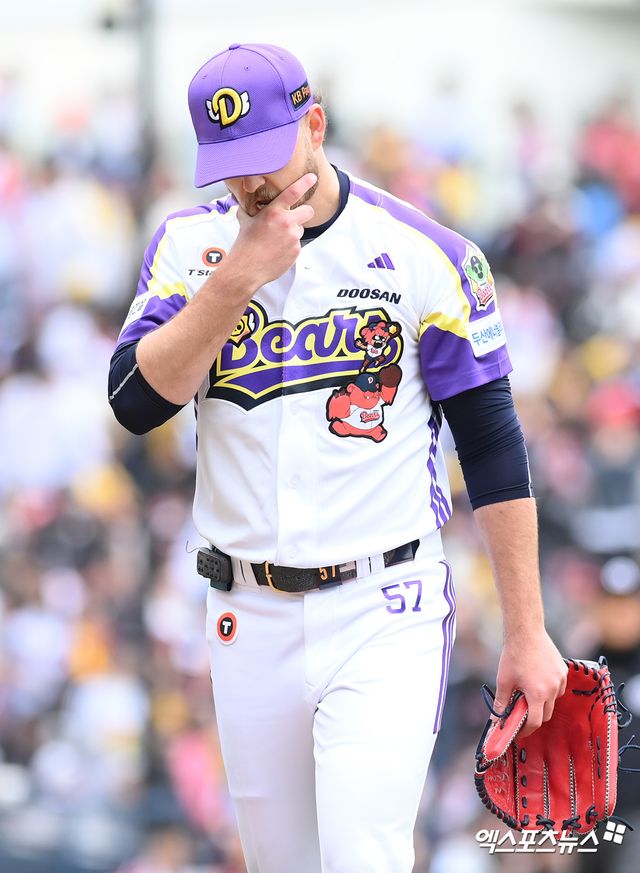 5일 오후 서울 잠실야구장에서 열린 '2025 신한 SOL Bank KBO리그' LG 트윈스와 두산 베어스의 경기, 5회초 두산 선발 콜어빈이 이닝을 마친 뒤 아쉬워 하고 있다. 엑스포츠뉴스 DB