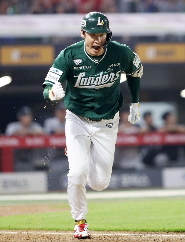 27일 오후 인천SSG랜더스필드에서 열린 '2025 신한 SOL Bank KBO리그' 한화 이글스와 SSG 랜더스의 경기, 7회말 2사 만루 SSG 오태곤이 2타점 적시타를 날린 뒤 기뻐하고 있다. SSG 랜더스