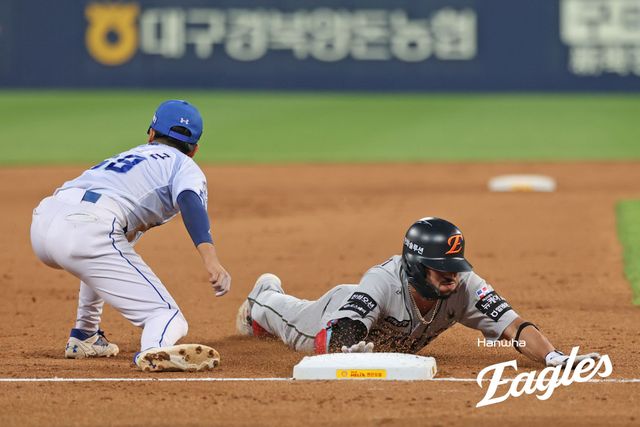 한화 이글스 외국인 타자 루이스 리베라토가 27일 인천SSG랜더스필드에서 열린 2025 신한 SOL Bank KBO리그 SSG 랜더스와의 시즌 7차전에 2번타자 겸 중견수로 선발 출전해 4타수 2안타 1볼넷 1득점을 기록했다. 리베라토의 시즌 타율은 0.385에서 0.412로 상승했다. 한화 이글스