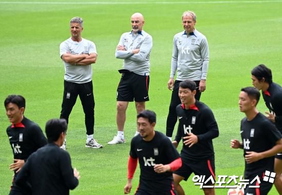 나폴리 지역 방송 '키스키스 나폴리'가 27일(한국시간) 스트링가라가 매체의 한 프로그램과 가진 인터뷰에서 최근 나폴리와 이적설이 있는 이강인에 대해 극찬했다.&nbsp;엑스포츠뉴스DB