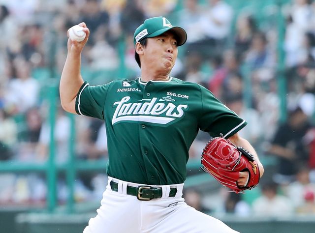 27일 오후 인천SSG랜더스필드에서 열린 '2025 신한 SOL Bank KBO리그' 한화 이글스와 SSG 랜더스의 경기, SSG 선발 문승원이 공을 힘차게 던지고 있다. SSG 랜더스