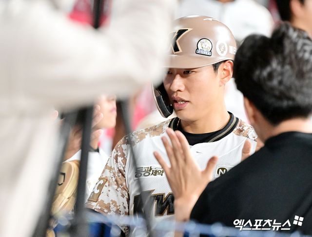 지난 26일 오후 서울 구로구 고척스카이돔에서 열린 '2025 신한 SOL Bank KBO리그' KIA 타이거즈와 키움 히어로즈의 경기, 5회말 1사 1,3루 키움 송성문이 이주형의 내야땅볼때 득점에 성공하고 있다. 엑스포츠뉴스 DB