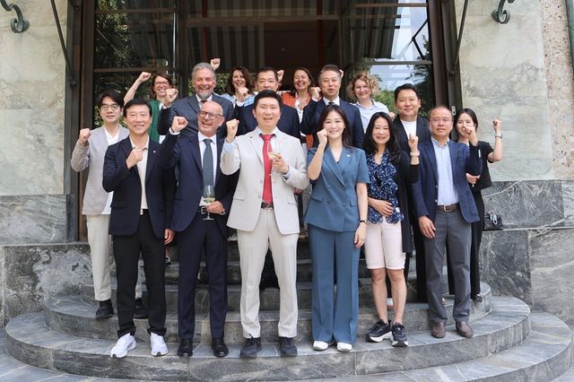 유승민 대한체육회장(맨앞줄 왼쪽 세 번째)과 김택수 진천국가대표선수촌장(맨앞줄 왼쪽 첫 번째)이 26일 2026 밀라노코르티나동계올림픽대회 기간 중 운영될 코리아 하우스 협약식에서 기념 촬영을 진행했다. 사진 대한체육회