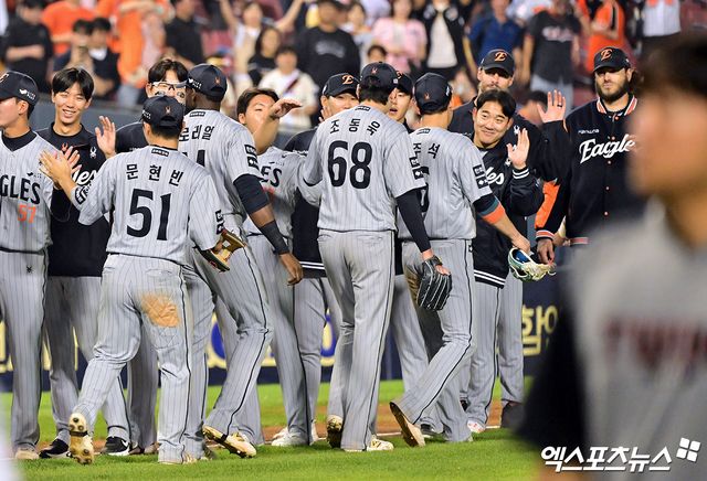 28일 오후 서울 송파구 잠실야구장에서 열린 '2025 신한 SOL Bank KBO리그' 한화 이글스와 LG 트윈스의 경기, 한화가 연장 11회 채은성의 결승 투런포에 힘입어 LG에 6:5 승리를 거뒀다. 이날 경기에서 승리한 한화 선수들이 기뻐하고 있다. 엑스포츠뉴스 DB