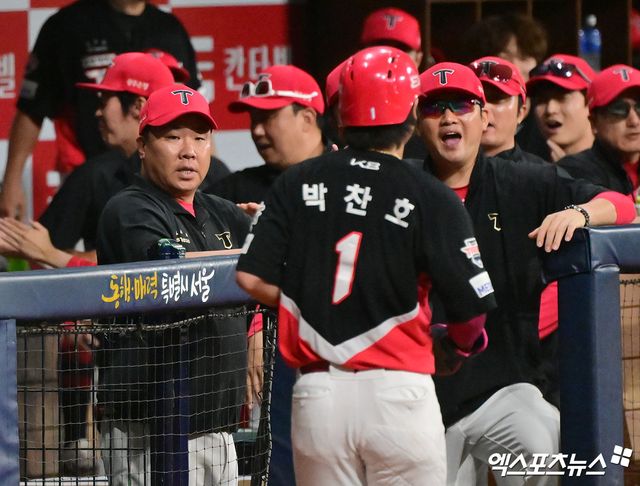 26일 오후 서울 구로구 고척스카이돔에서 열린 '2025 신한 SOL Bank KBO리그' KIA 타이거즈와 키움 히어로즈의 경기, 1회초 2사 3루 KIA 박찬호가 하영민의 폭투때 득점에 성공하고 있다. 고척, 김한준 기자