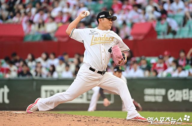 14일 오후 인천SSG랜더스필드에서 열린 '2025 신한 SOL Bank KBO리그' 롯데 자이언츠와 SSG 랜더스의 경기, 8회초 SSG 노경은이 역투하고 있다. 엑스포츠뉴스 DB