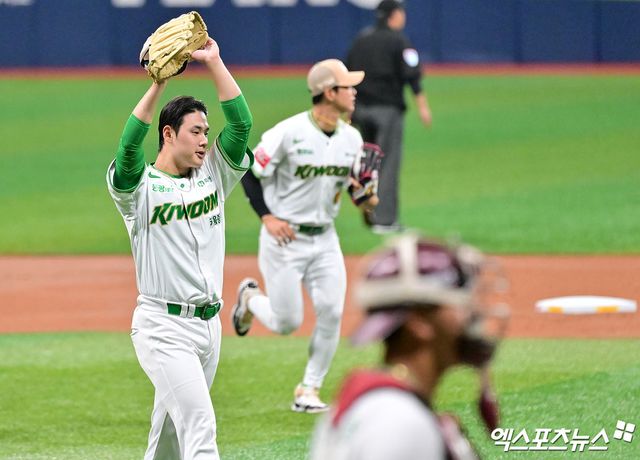 27일 오후 서울 구로구 고척스카이돔에서 열린 2025 신한 SOL Bank KBO리그 삼성 라이온즈와 키움 히어로즈의 경기, 키움 선발투수 정현우가 1회와 2회를 삼자범퇴로 마무리했다. 엑스포츠뉴스 DB