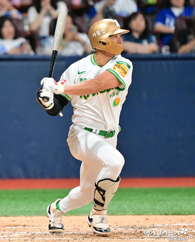 27일 오후 서울 구로구 고척스카이돔에서 열린 2025 신한 SOL Bank KBO리그 삼성 라이온즈와 키움 히어로즈의 경기, 4회말 1사 만루 키움 송성문이 타격을 하고 있다. 엑스포츠뉴스 DB