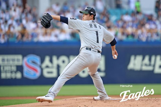 26일 대구 삼성 라이온즈파크에서 열린 2025 신한 SOL Bank KBO리그 한화 이글스와 삼성 라이온즈의 경기, 한화 선발투수 문동주는 5⅔이닝 5피안타(1피홈런) 1볼넷 4탈삼진 1실점으로 호투하고 37일 만에 승리투수가 됐다. 한화 이글스