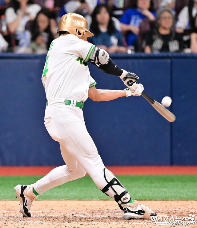 27일 오후 서울 구로구 고척스카이돔에서 열린 2025 신한 SOL Bank KBO리그 삼성 라이온즈와 키움 히어로즈의 경기, 8회말 2사 1루 키움 송성문이 투런 홈런을 날리고 있다. 엑스포츠뉴스 DB