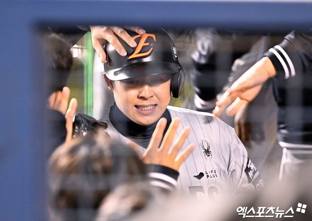 27일 오후 인천SSG랜더스필드에서 열린 '2025 신한 SOL Bank KBO리그' 한화 이글스와 SSG 랜더스의 경기, 한화 노시환이 4번타자 겸 3루수로 선발 출전했다. 1회초 1사 1, 3루에서 SSG 문승원을 상대로 선제 3점포를 쏘아 올리며 팀에 리드를 안겼다. 엑스포츠뉴스 DB