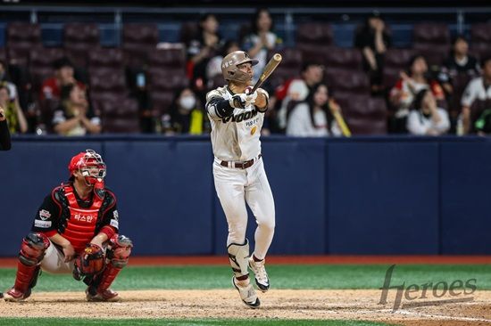 지난 26일 서울 고척스카이돔에서 열린 2025 신한 SOL Bank KBO리그 키움 히어로즈와 KIA 타이거즈의 맞대결, 키움 주장 송성문이 11회말 경기를 다시 원점으로 돌리는 적시 3루타를 때려냈다. 키움 히어로즈