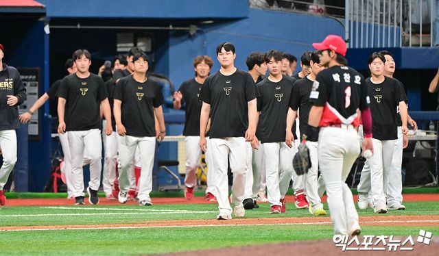 26일 오후 서울 구로구 고척스카이돔에서 열린 '2025 신한 SOL Bank KBO리그' KIA 타이거즈와 키움 히어로즈의 경기, 11회 연장 끝 KIA와 키움이 5:5 무승부를 기록했다. 경기종료 후 KIA 선수들이 그라운드를 빠져나가고 있다. 고척, 김한준 기자