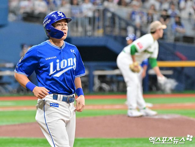 27일 오후 서울 구로구 고척스카이돔에서 열린 2025 신한 SOL Bank KBO리그 삼성 라이온즈와 키움 히어로즈의 경기, 삼성 김지찬이 밀어내기 볼넷으로 걸어나가고 있다. 엑스포츠뉴스 DB