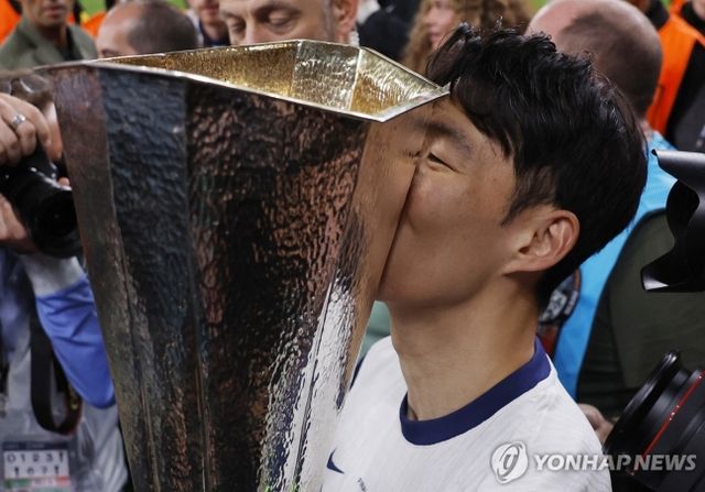 영국 유력지 '텔레그래프'에서 신뢰도 높은 축구 언론인으로 명성을 높이고 있는 기자 맷 로가 26일(한국시간) 토트넘 팬 팟캐스트 '라스트 워드 온 스퍼스'에 출연, 손흥민이 동료들에게 토트넘을 떠날 것처럼 행동했다고 말했다. 연합뉴스