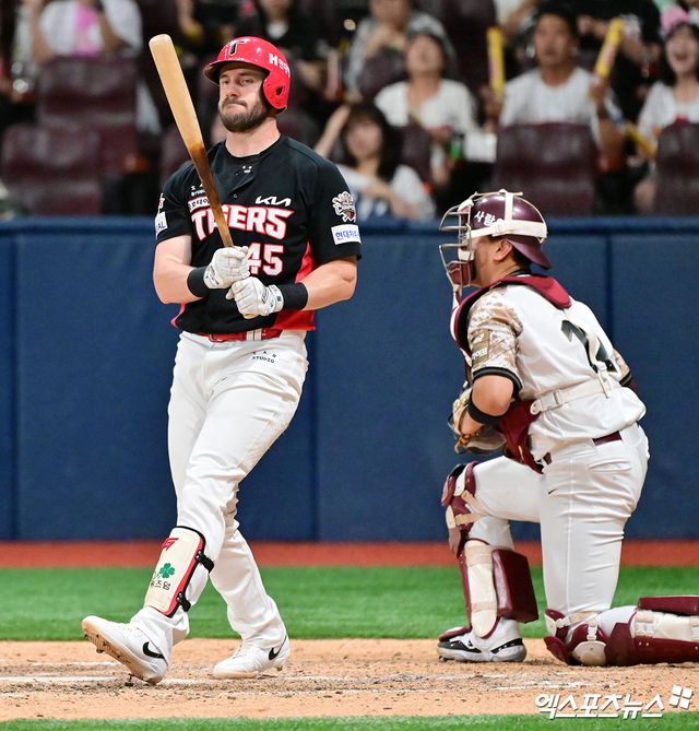 24일 오후 서울 구로구 고척스카이돔에서 열린 '2025 신한 SOL Bank KBO리그' KIA 타이거즈와 키움 히어로즈의 경기, 9회초 무사 1루 KIA 위즈덤이 헛스윙 삼진을 당하고 있다. 엑스포츠뉴스 DB