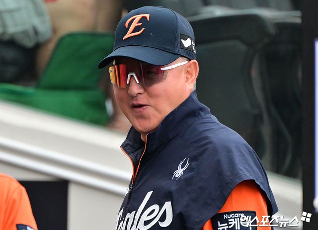 15일 오후 대전 한화생명 볼파크에서 열린 '2025 신한 SOL Bank KBO리그' LG 트윈스와 한화 이글스의 경기, 한화 김경문 감독이 경기를 준비하고 있다. 엑스포츠뉴스 DB