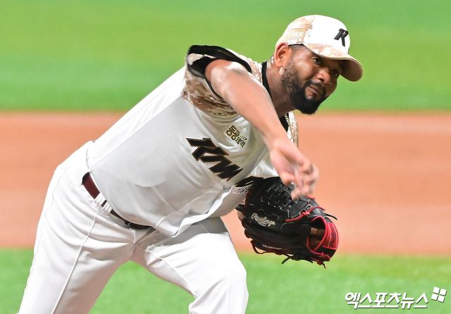 지난 7일 오후 서울 구로구 고척스카이돔에서 열린 '2025 신한 SOL Bank KBO리그' LG 트윈스와 키움 히어로즈의 경기, 1회초 키움 선발투수 알칸타라가 공을 힘차게 던지고 있다. 엑스포츠뉴스 DB