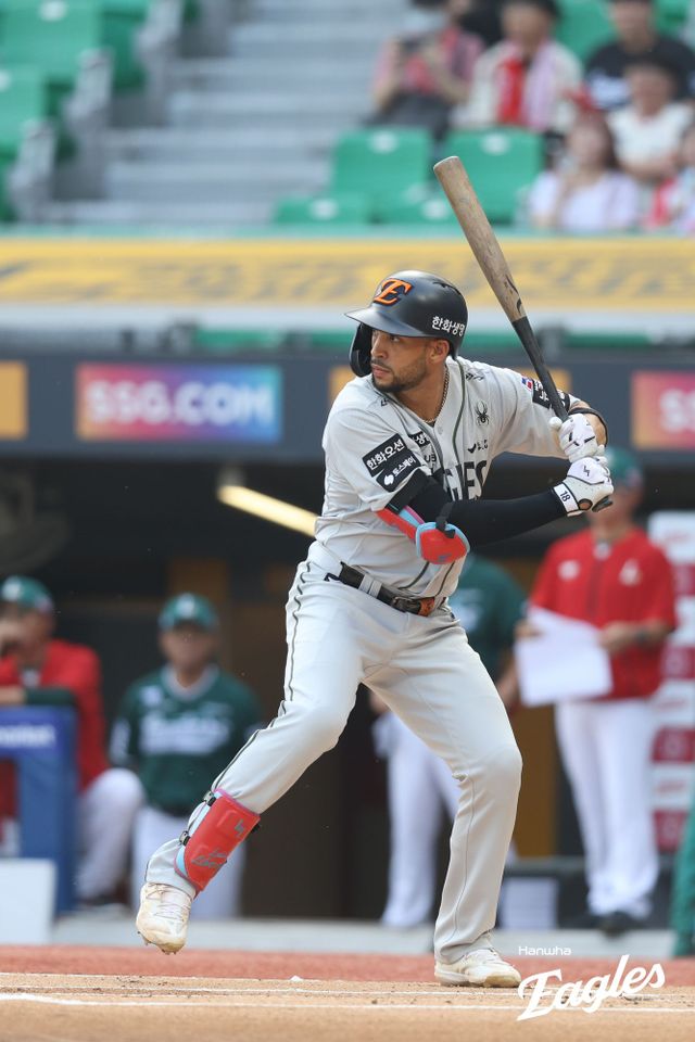 한화 이글스 대체 외국인 선수인 야수 루이스 리베라토가 28일 인천 SSG랜더스필드에서 열린 2025 신한 SOL Bank KBO리그 SSG 랜더스와의 원정경기에서 중견수 겸 2번타자로 선발 출전, 팀이 0-1로 끌려가던 6회초 SSG 선발인 KBO리그 평균자책점 1위 드류 앤더슨을 상대로 시즌 첫 홈런을 터뜨렸다. 한화 이글스