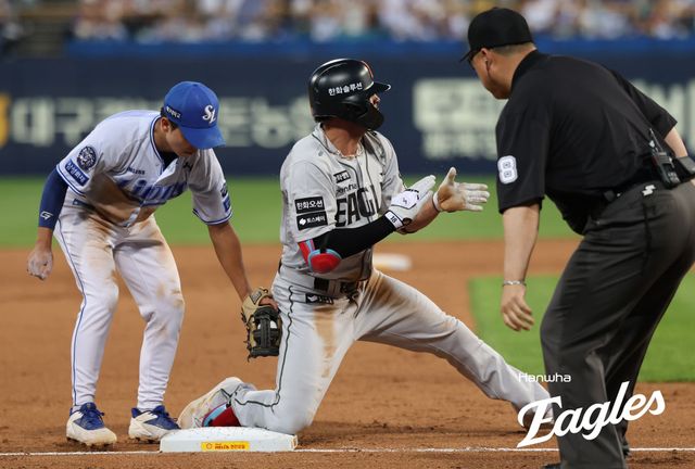 한화 이글스 대체 외국인 선수인 야수 루이스 리베라토가 28일 인천 SSG랜더스필드에서 열린 2025 신한 SOL Bank KBO리그 SSG 랜더스와의 원정경기에서 중견수 겸 2번타자로 선발 출전, 팀이 0-1로 끌려가던 6회초 SSG 선발인 KBO리그 평균자책점 1위 드류 앤더슨을 상대로 시즌 첫 홈런을 터뜨렸다. 한화 이글스