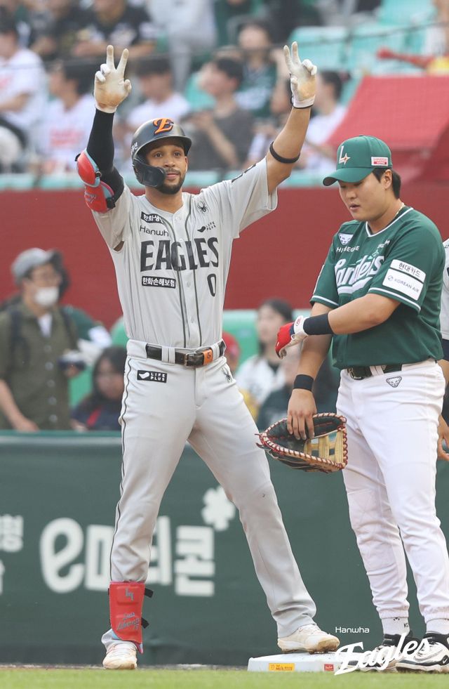 한화 이글스 대체 외국인 선수인 야수 루이스 리베라토가 28일 인천 SSG랜더스필드에서 열린 2025 신한 SOL Bank KBO리그 SSG 랜더스와의 원정경기에서 중견수 겸 2번타자로 선발 출전, 팀이 0-1로 끌려가던 6회초 SSG 선발인 KBO리그 평균자책점 1위 드류 앤더슨을 상대로 시즌 첫 홈런을 터뜨렸다. 한화 이글스