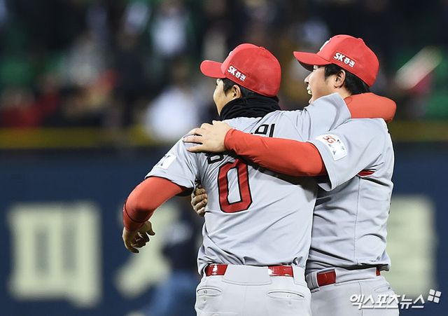 12일 오후 서울 송파구 잠실야구장에서 열린 '2018 신한은행 MY CAR KBO 포스트시즌' SK 와이번스와 두산 베어스의 한국시리즈 6차전 경기, 연장 13회초 한동민의 솔로 홈런에 힘입어 SK가 8년만의 한국시리즈 우승을 차지했다. 경기 종료 후 SK 김강민과 최정이 우승의 기쁨을 나누고 있다. 엑스포츠뉴스 DB