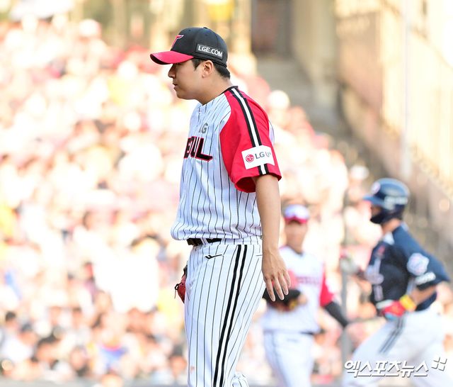 22일 오후 서울 송파구 잠실야구장에서 열린 '2025 신한 SOL Bank KBO리그' 두산 베어스와 LG 트윈스의 경기, 5회초 LG 송승기가 두산 김민혁에게 솔로 홈런을 허용한 후 아쉬워하고 있다. 엑스포츠뉴스 DB