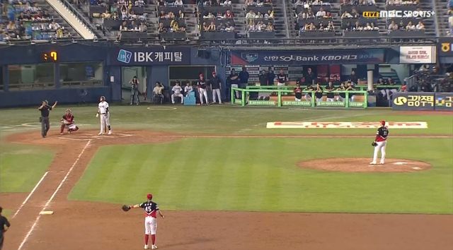 28일 오후 서울 잠실야구장에서 열린 '2025 신한 SOL Bank KBO리그' KIA 타이거즈와 LG 트윈스의 경기, 8회말 무사 LG 오스틴이 피치클락 위반으로 삼진을 당했다. 티빙 중계화면 캡처