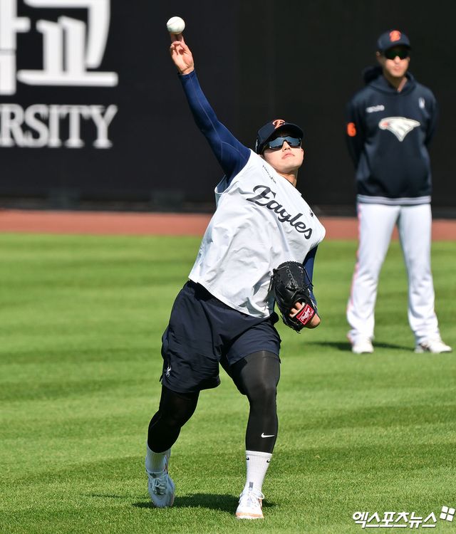 25일 오후 대전 한화생명 볼파크에서 열리는 '2025 신한 SOL Bank KBO리그' KT 위즈와 한화 이글스의 경기, 한화 문동주가 캐치볼을 하고 있다. 엑스포츠뉴스 DB