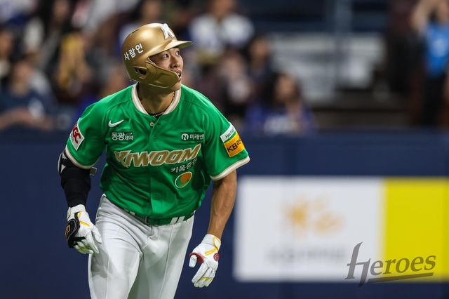 28일 오후 서울 구로구 고척스카이돔에서 열린 2025 신한 SOL Bank KBO리그 삼성 라이온즈와 키움 히어로즈의 경기, 키움 송성문이 1회와 2회 연타석 홈런 포함 5타수 5안타 경기를 펼쳤다. 키움 히어로즈