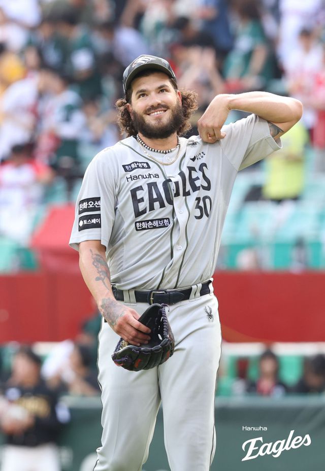 한화 이글스 코디 폰세는 28일 인천 SSG랜더스필드에서 열린 2025 신한 SOL Bank KBO리그 SSG 랜더스와의 홈경기에서 선발투수로 등판, 7이닝 6피안타(1피홈런) 2사사구 9탈삼진 1실점으로 호투하고 시즌 11승을 올렸다. KBO 역대 5번째 개막 11연속 선발승 기록이다. 한화 이글스