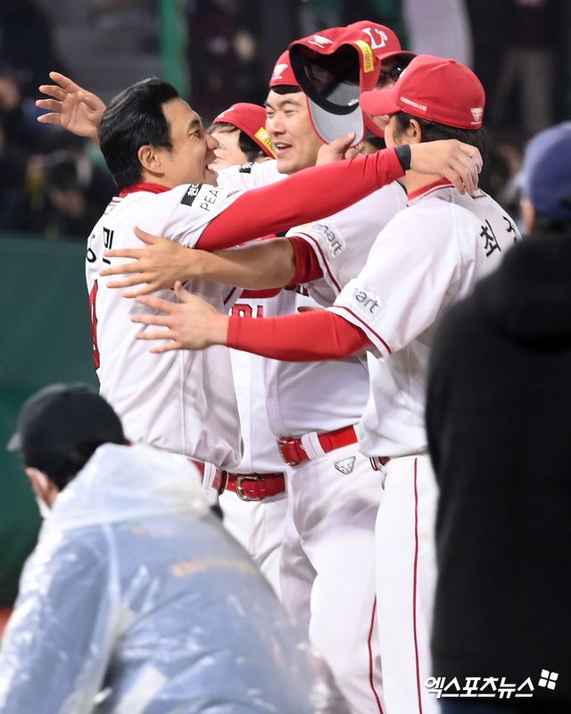 8일 오후 인천SSG랜더스필드에서 열린 '2022 신한은행 SOL KBO리그 포스트시즌' 한국시리즈 6차전 키움 히어로즈와 SSG 랜더스의 경기, SSG가 키움에게 4:3의 스코어로 승리하며 통합 우승을 차지했다. 경기 종료 후 SSG 김강민, 노경은, 최정이 승리의 기쁨을 나누고 있다. 엑스포츠뉴스 DB