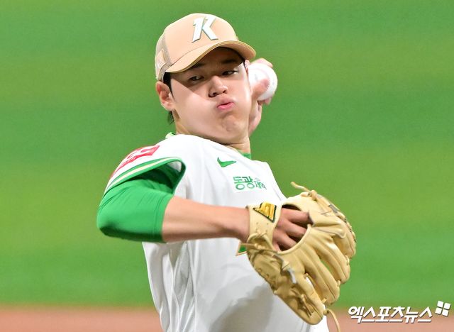 27일 오후 서울 구로구 고척스카이돔에서 열린 2025 신한 SOL Bank KBO리그 삼성 라이온즈와 키움 히어로즈의 경기, 키움 선발투수 정현우가 자신의 데뷔 후 최다이닝(6이닝) 투구 및 데뷔 첫 퀄리티스타트를 수확했다. 엑스포츠뉴스 DB