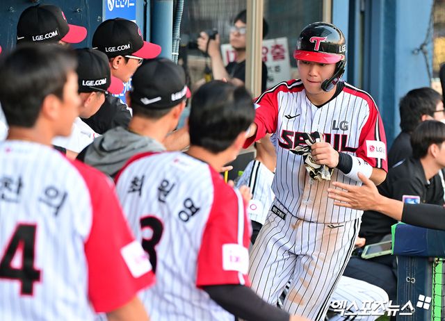 22일 오후 서울 송파구 잠실야구장에서 열린 '2025 신한 SOL Bank KBO리그' 두산 베어스와 LG 트윈스의 경기, 3회말 1사 만루 LG 이주헌이 김현수의 밀어내기 볼넷때 득점에 성공하고 있다. 엑스포츠뉴스 DB