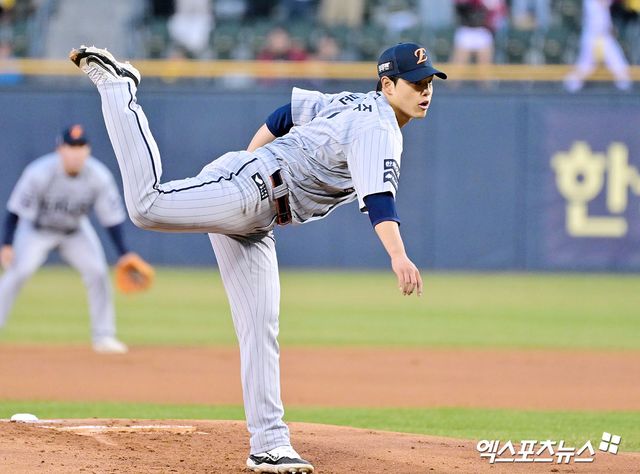 27일 오후 서울 송파구 잠실야구장에서 열린 '2025 신한 SOL Bank KBO리그' 한화 이글스와 LG 트윈스의 경기, 1회말 한화 선발투수 문동주가 공을 힘차게 던지고 있다. 엑스포츠뉴스 DB