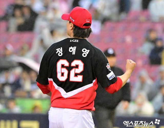 19일 오후 서울 송파구 잠실야구장에서 열린 '2025 신한 SOL Bank KBO리그' KIA 타이거즈와 두산 베어스의 경기, KIA가 두산에 8:4 역전승을 거두며 전날 패배를 설욕했다. 이날 경기에서 승리한 KIA 정해영이 기뻐하고 있다. 엑스포츠뉴스 DB