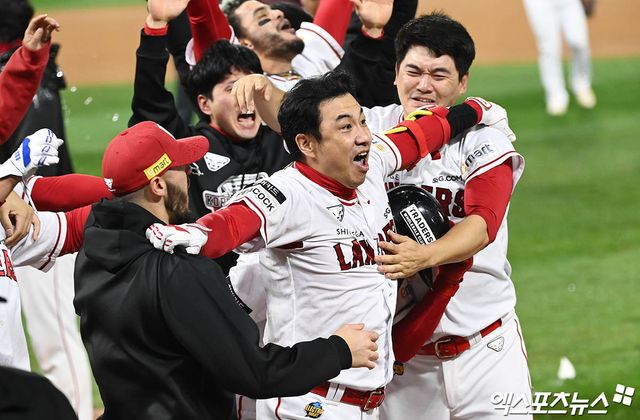 7일 오후 인천SSG랜더스필드에서 열린 '2022 신한은행 SOL KBO리그 포스트시즌' 한국시리즈 5차전 키움 히어로즈와 SSG 랜더스의 경기, SSG가 9회말 김강민의 역전 끝내기 3점 홈런으로 키움에게 5:4의 스코어로 승리하며 우승까지 1승만을 남겨뒀다. 경기 종료 후 SSG 김강민이 동료들과 승리의 기쁨을 나누고 있다. 엑스포츠뉴스 DB