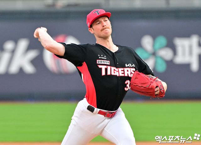 21일 오후 수원KT위즈파크에서 열린 '2025 신한 SOL Bank KBO리그' KIA 타이거즈와 KT 위즈의 경기, 1회말 KIA 선발투수 올러가 공을 힘차게 던지고 있다. 엑스포츠뉴스 DB