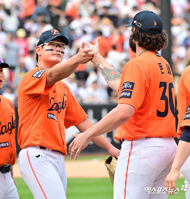 17일 오후 대전 한화생명 볼파크에서 열린 '2025 신한 SOL Bank KBO리그' SSG 랜더스와 한화 이글스의 더블헤더 1차전 경기, 한화가 8이닝 2피안타 1볼넷 18탈삼진 무실점 괴력투를 선보인 폰세의 호투에 힘입어 SSG에 1:0 승리를 거뒀다. 이날 경기에서 승리한 한화 선수들이 기뻐하고 있다. 엑스포츠뉴스 DB