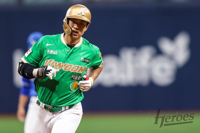 28일 오후 서울 구로구 고척스카이돔에서 열린 2025 신한 SOL Bank KBO리그 삼성 라이온즈와 키움 히어로즈의 경기, 키움 송성문이 1회와 2회 연타석 홈런 포함 5타수 5안타 경기를 펼쳤다. 키움 히어로즈