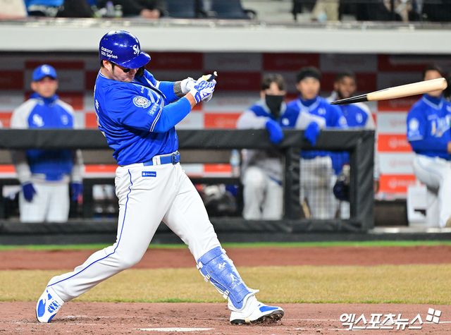 지난 3월 17일 오후 대전 한화생명 볼파크에서 열린 '2025 신한 SOL Bank KBO리그' 삼성 라이온즈와 한화 이글스의 시범경기, 4회초 무사 1,2루 삼성 박병호가 타격을 하고 있다. 엑스포츠뉴스 DB